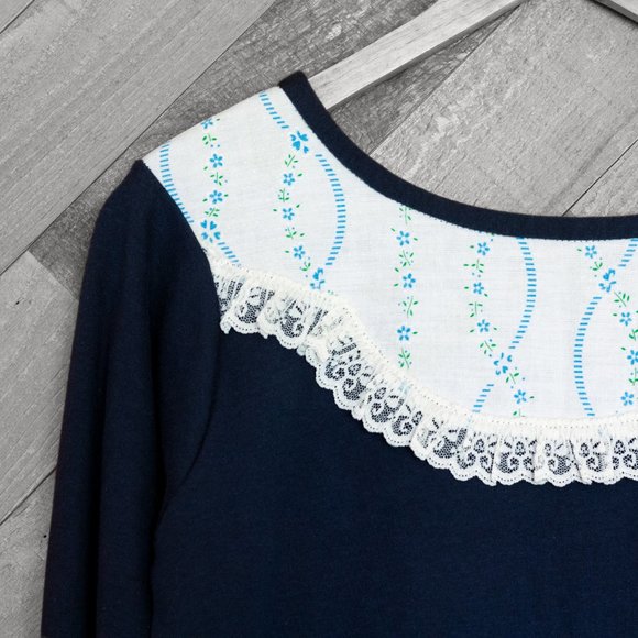 blue top with floral print collar - Picture 3 of 4